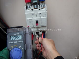 漏電遮断器の通電確認　電圧測定　シズカ産業